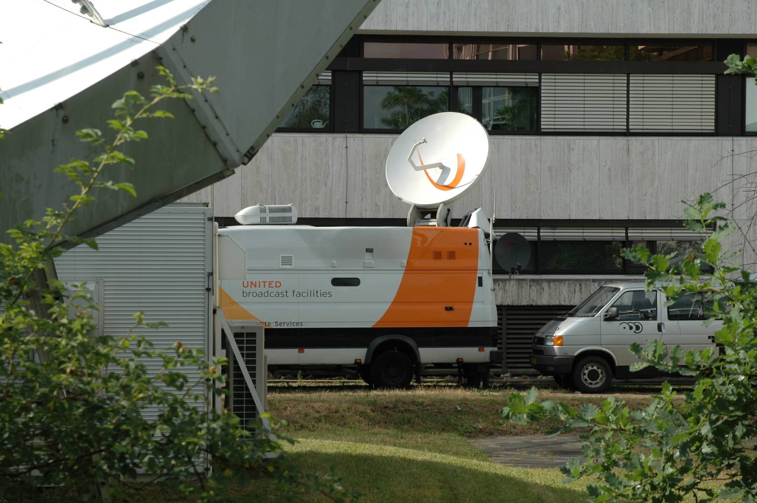 extra satelliet schotel voor uplink