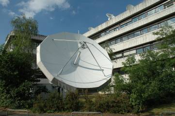 Satelliet schotel bij NOB voor gelijktijdige up- en downlink (pop up, 221 KB)