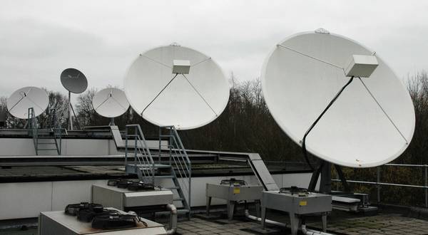 satelliet schotels op dak kopstation